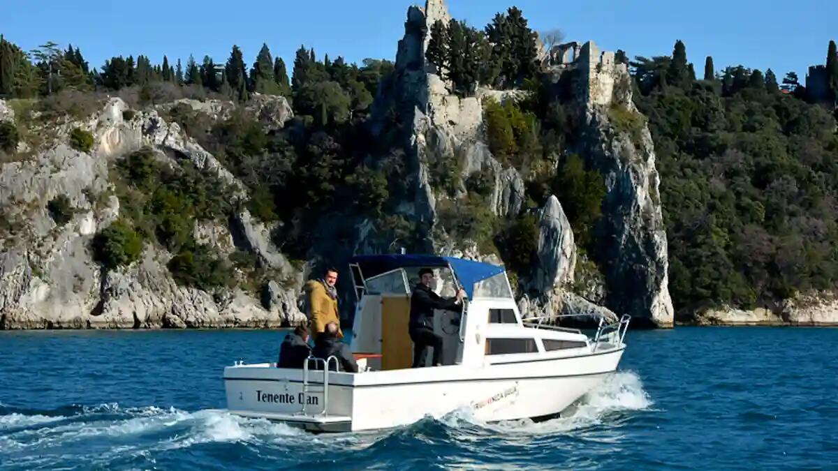 Golfo di Trieste, tornano i tour in barca tra le falesie e le risorgive del Timavo - 