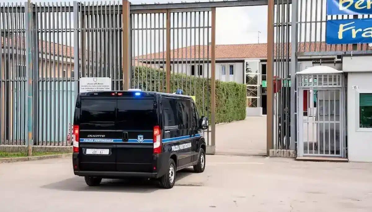 Due detenuti magrebini appiccano il fuoco in cella: agente intossicato dai fumi - 
