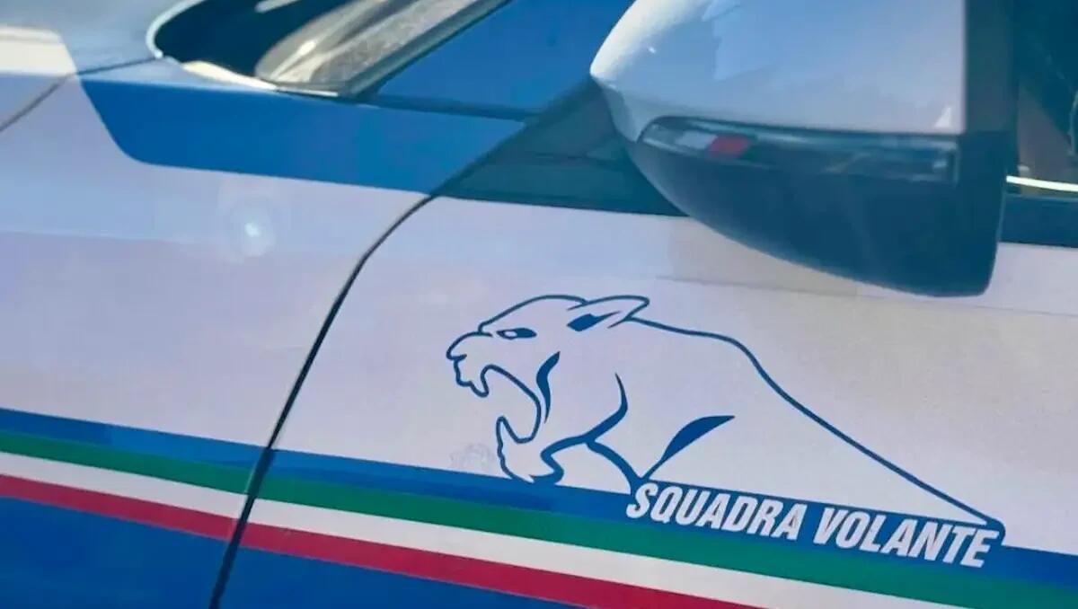 Puntava un coltello al collo del figlio, arrestato: l'uomo, la compagna e i figli positivi alla cocaina - 