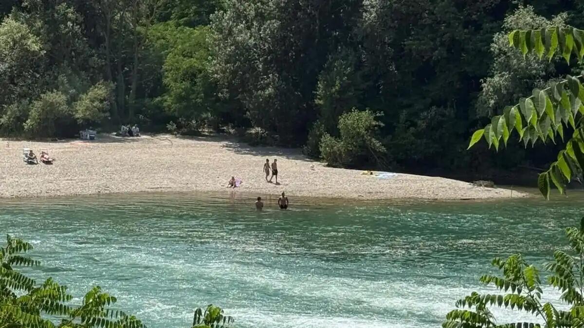 "Spiaggetta della morte" presa d'assalto dai turisti: facevano il bagno nonostante il divieto - 