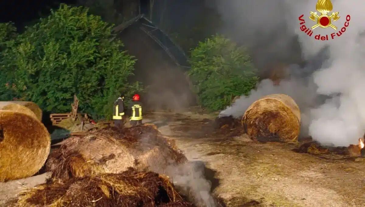 A fuoco il magazzino di un'azienda agricola: bruciano circa cento rotoballe - 