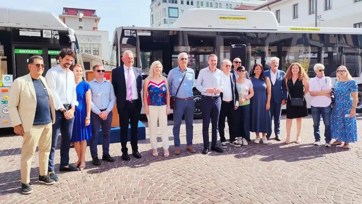 Pordenone presenta nuovi autobus elettrici e LNG per una mobilità più green - 