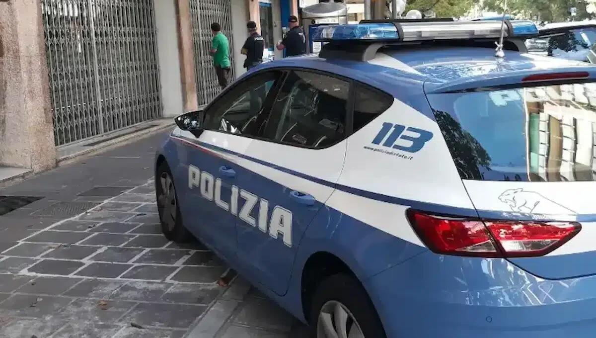 Scaraventa a terra un anziano nel cuore di Udine e gli strappa il Rolex dal polso: ladra in fuga -