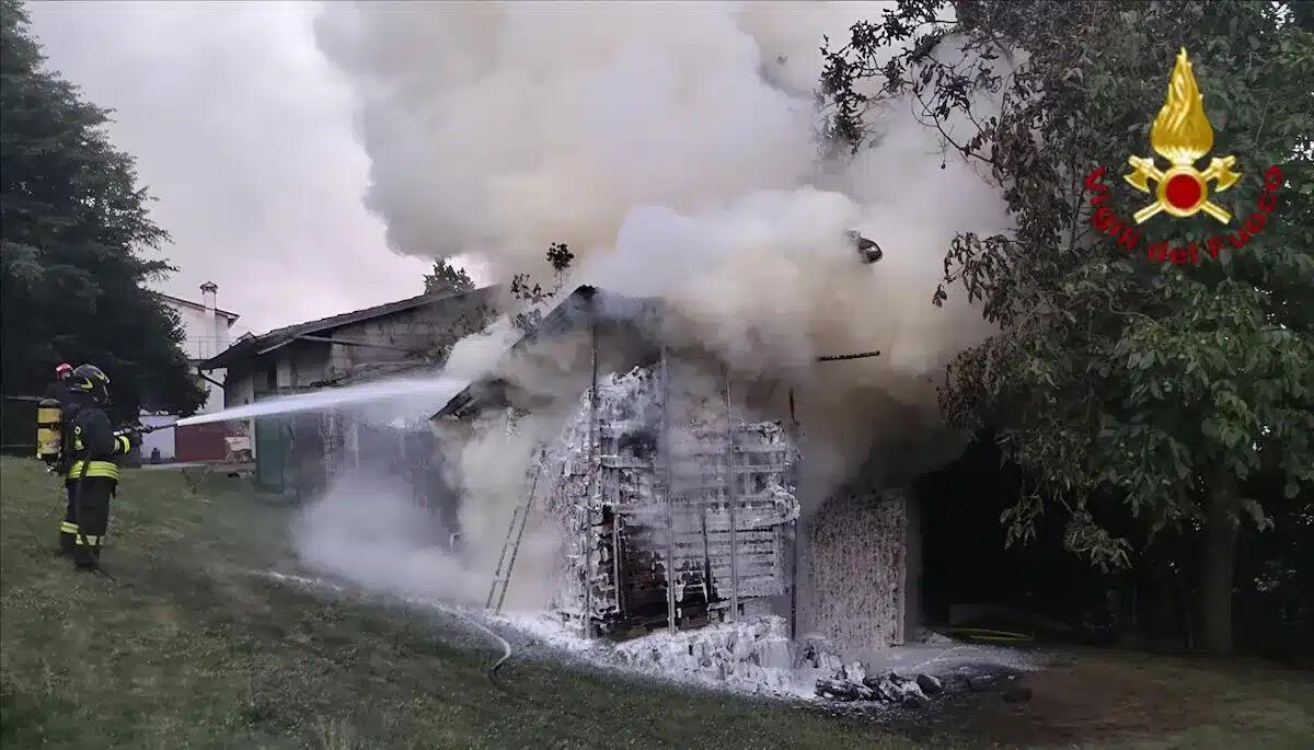 Legnaia a fuoco: bruciano ben 200 quintali di materiale - 