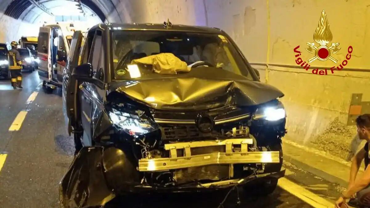 Incidente in galleria sulla A23, tre auto si scontrano: due persone incastrate, in totale dieci coinvolte - 