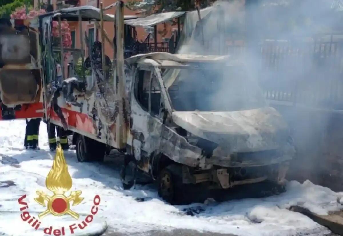 Furgone in fiamme, veicolo completamente distrutto: danneggiate anche due auto ma non ci sono feriti - 
