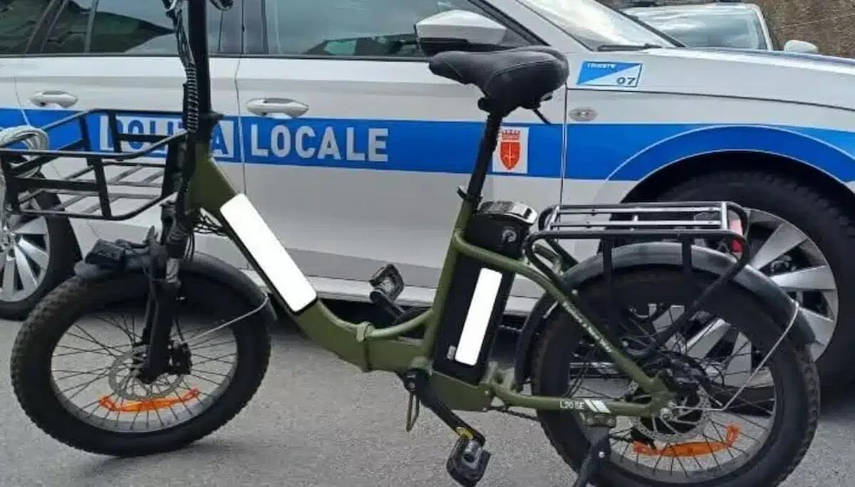 Bici elettrica a 40 km/h, aveva anche la manopola per accelerare: maxi-multa e sequestro del mezzo - 