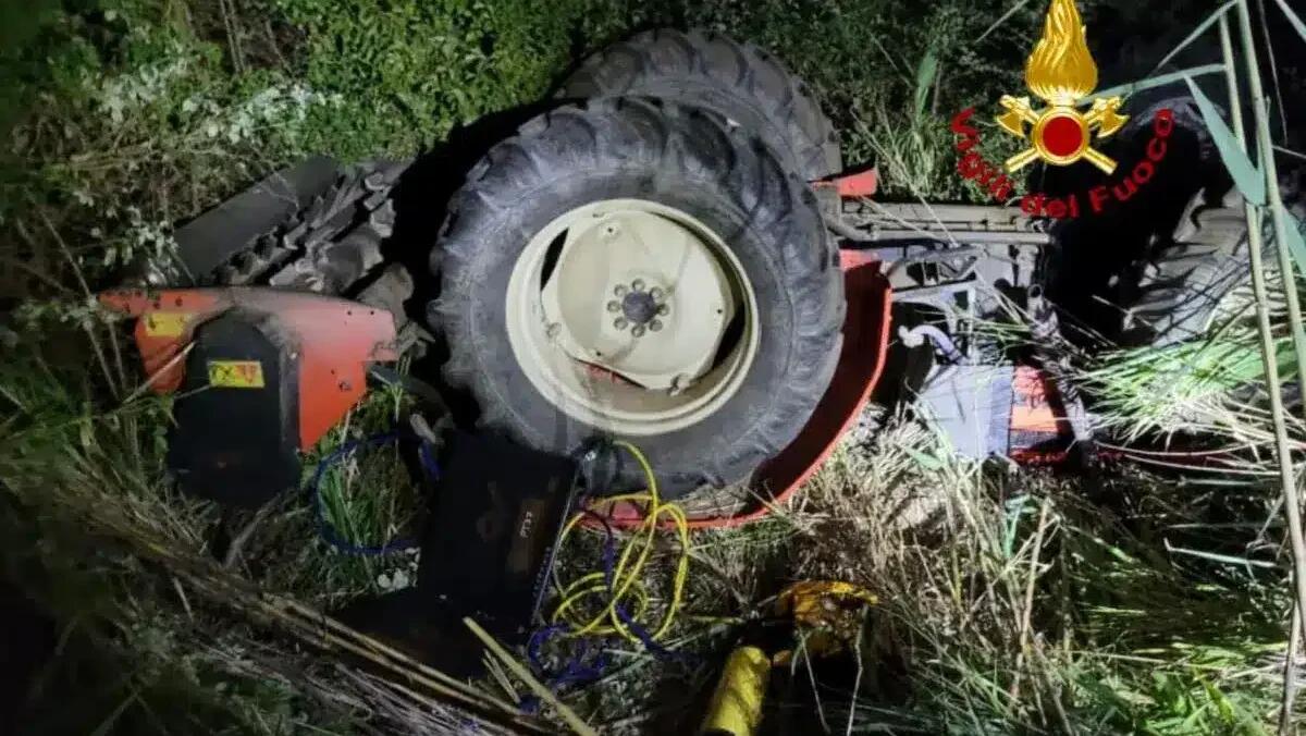 Tragedia a Roncade, uomo morto schiacciato dal trattore mentre taglia l’erba. Chi è la vittima - 