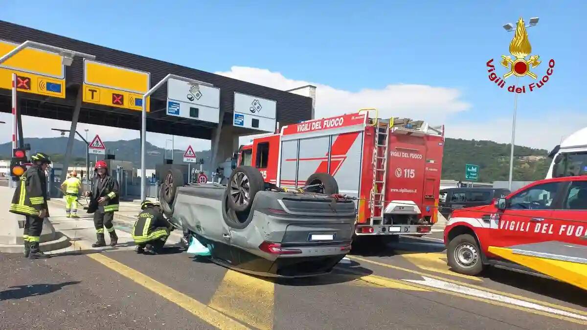 Incidente vicino al casello di Valle Agno, auto si ribalta: conducente trasportato d'urgenza in ospedale - 