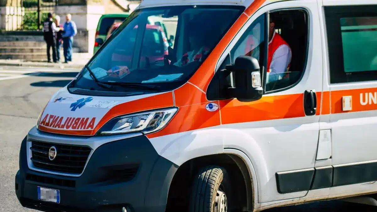 Dignano, scarica il concime e rimane schiacciato: autista 38enne perde un dito, trasportato d'urgenza - 