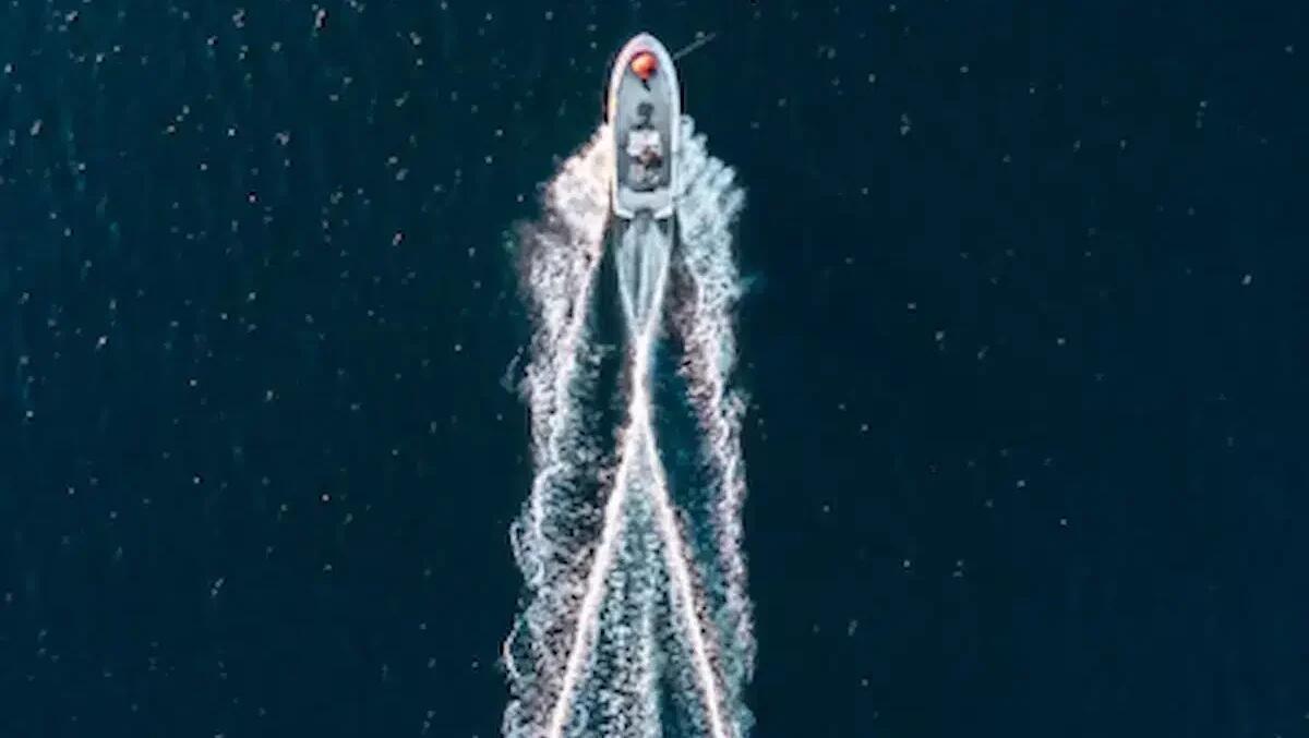 Col barchino truccato sfreccia tra le acque, poi la scoperta: alla guida un ragazzo di soli 13 anni - 