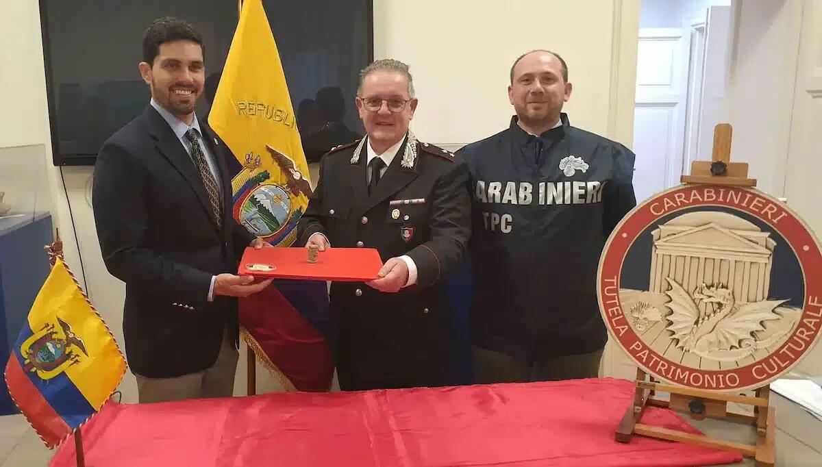 Ricevuto da un amico e messo in vendita online: è un manufatto antichissimo, restituito all'Ecuador - 