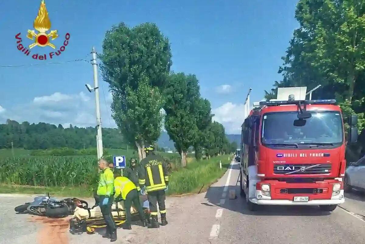 Scontro tra moto e auto, forse una mancata precedenza: il motociclista finisce in ospedale - 