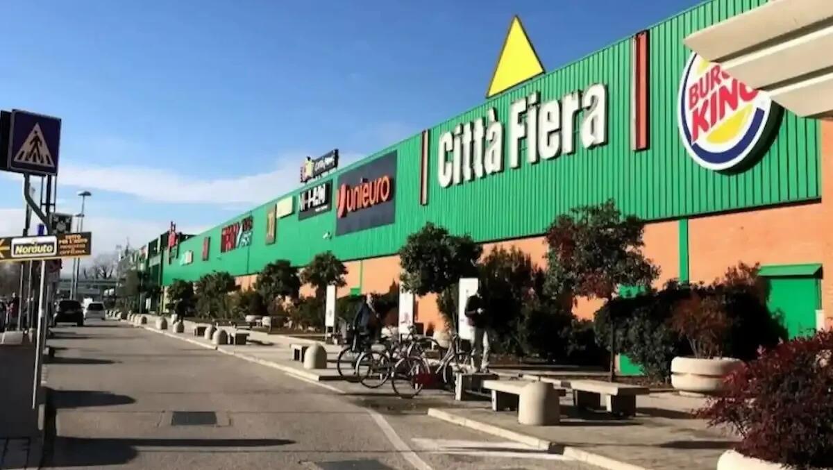 Furto lampo all’Unieuro di Città Fiera, sottratti 100 dispositivi elettronici: bottino da 30mila euro in 6 minuti -