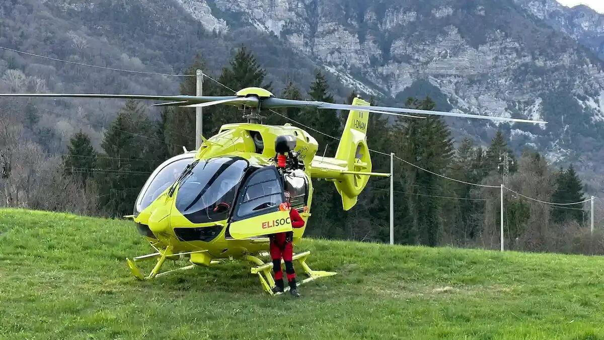 Perde il sentiero e vaga senza meta fino a sfinirsi: escursionista recuperato con l'elicottero -