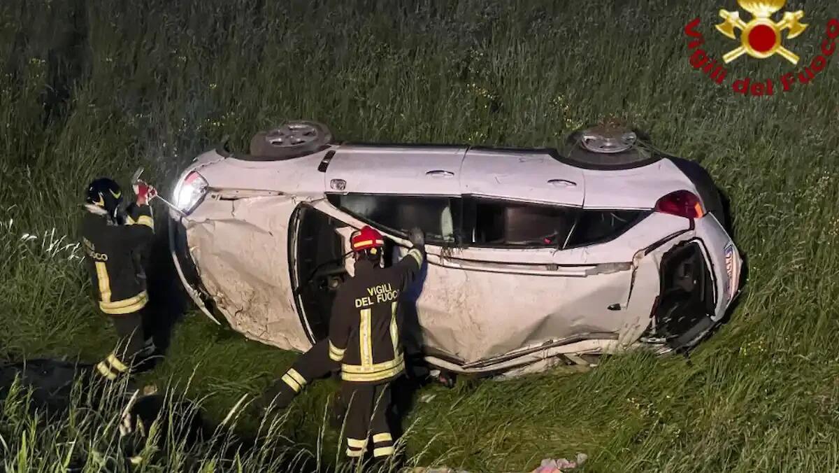 Auto esce di strada e si ribalta in una scarpata: notte di paura per un giovane ferito - 