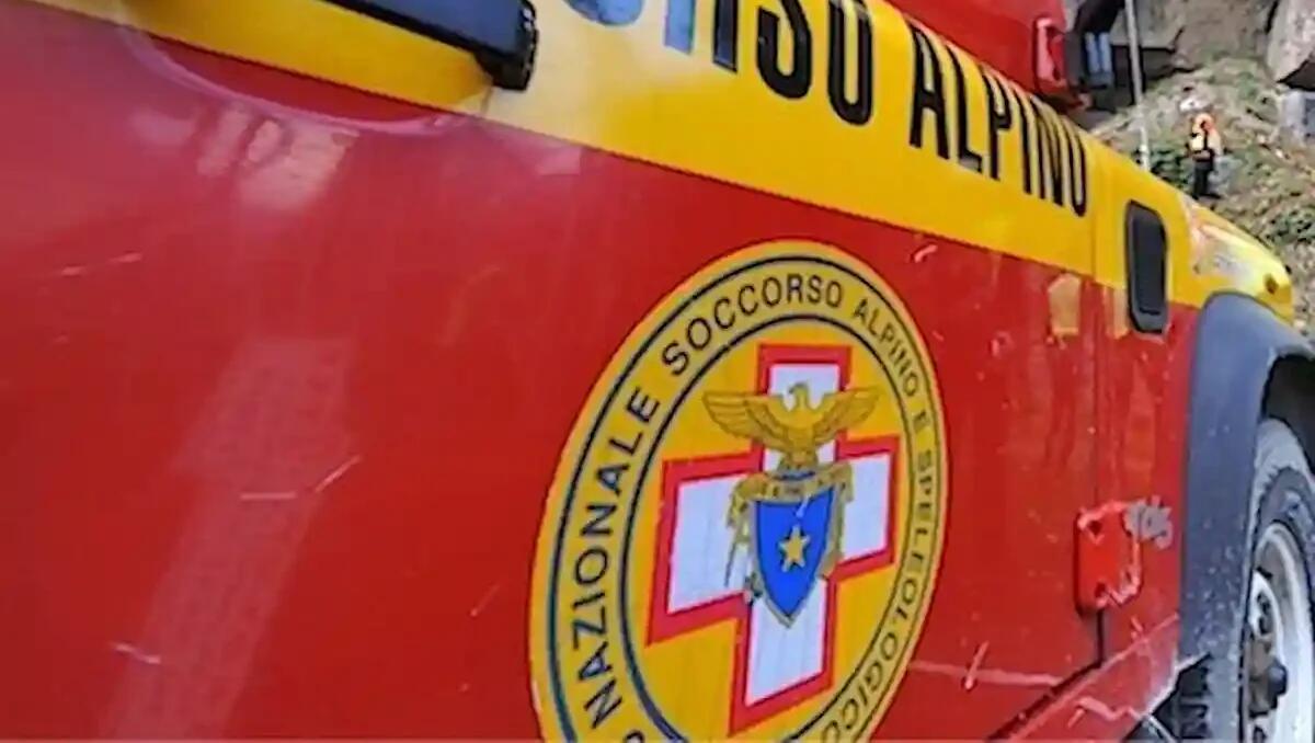 Escursionista 53enne scivola sul sentiero dell'anello del Cansiglio: si ferisce alla spalla e al polso - 