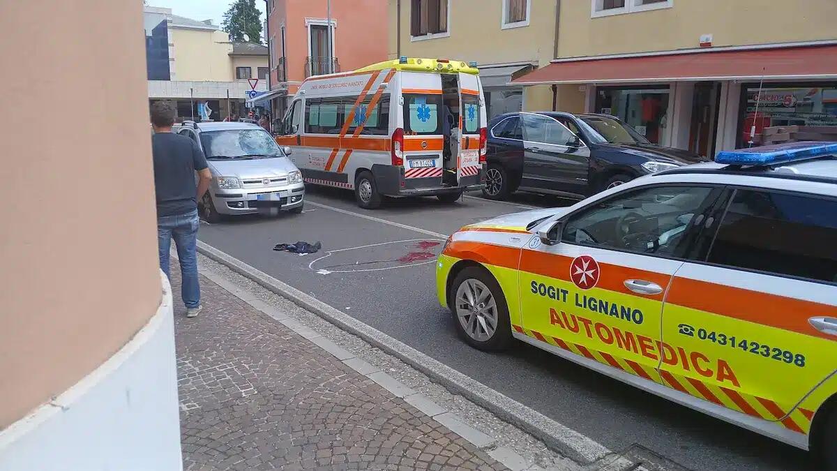 Paura a Latisana, uomo travolto da un'auto mentre attraversa la strada: è grave - 