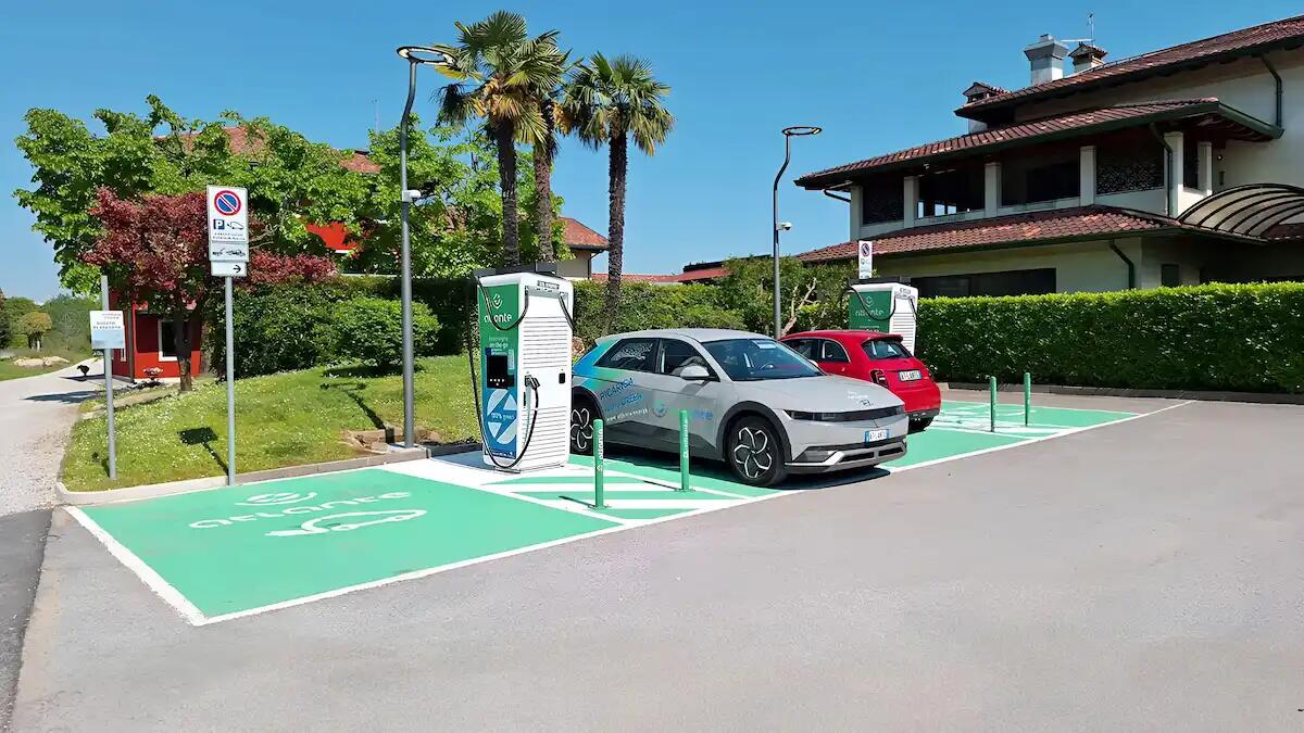 Nuova stazione di ricarica ultra-rapida per veicoli elettrici a Fontanafredda: servizio attivo 24/7 - 
