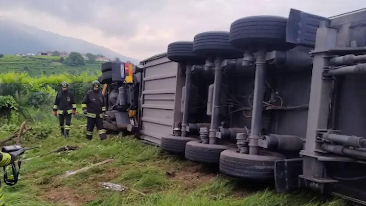 Attimi di paura all'alba, camion esce di strada e si ribalta in un vigneto: come sta l'autista - 