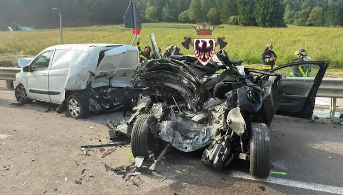 Pauroso tamponamento a catena, coinvolte betoniera e tre auto: quattro feriti, tutti codici rossi - 