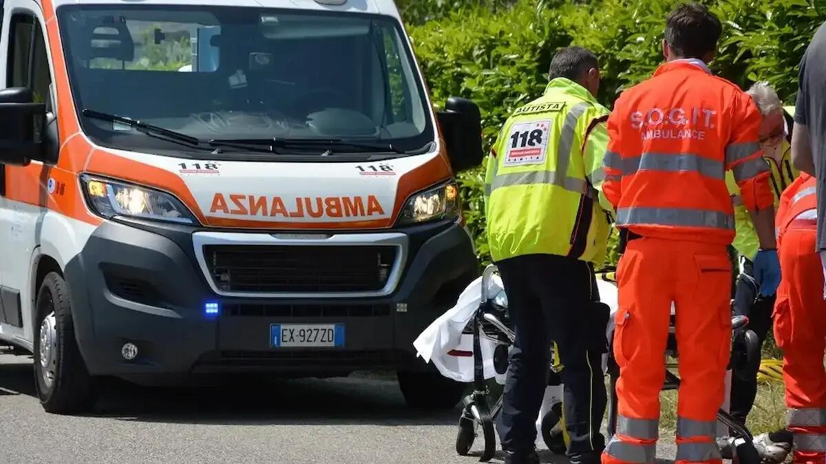 Terribile frontale tra due auto: una si schianta contro il muro di una casa, 30enne perde la vita - 