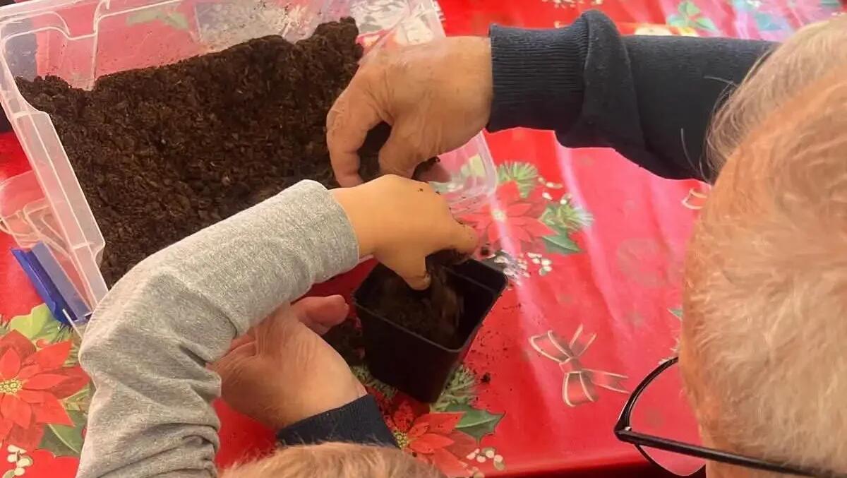 Generazioni in gioco a Cordenons: il centro estivo che unisce bambini e anziani -