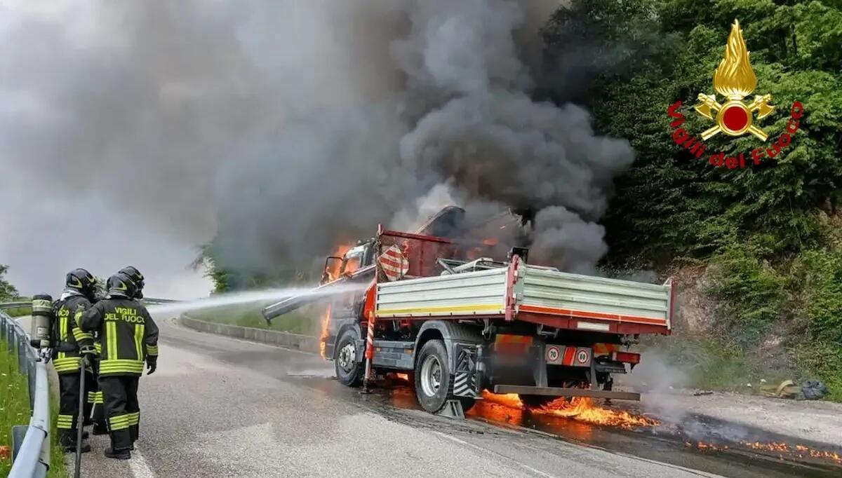 Camion in fiamme ad Aviano: cabina avvolta dal fuoco, salvi "per un pelo" due uomini - 