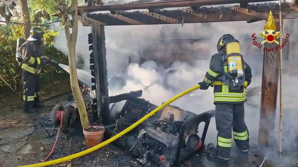Incendio all’alba, ricovero attrezzi in fiamme: domato dai pompieri prima che raggiungesse l’abitazione - 