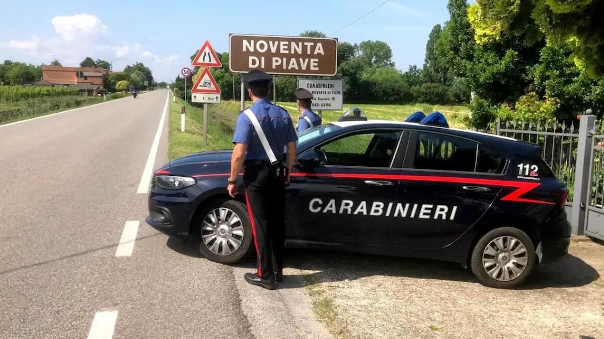 Sfila il portafoglio dalla borsa di una donna, ma viene beccata dai passanti: divieto di dimora per la 28enne - 