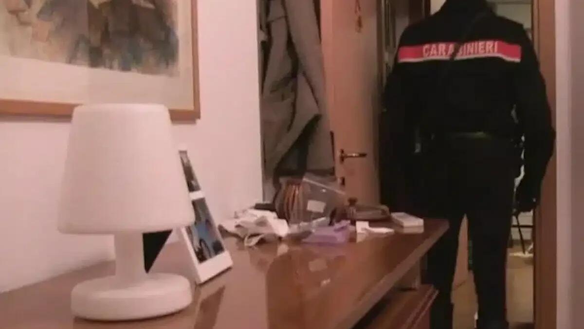 Furto in pieno giorno, 82enne sorprende un ladro: il malvivente gli strappa la collana e lo spinge a terra - 