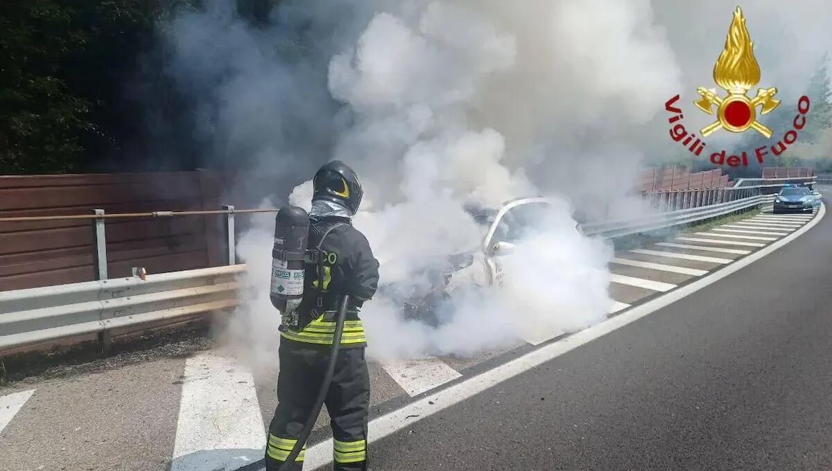 Auto ibrida in fiamme sull'A27: conducente scende appena in tempo - 