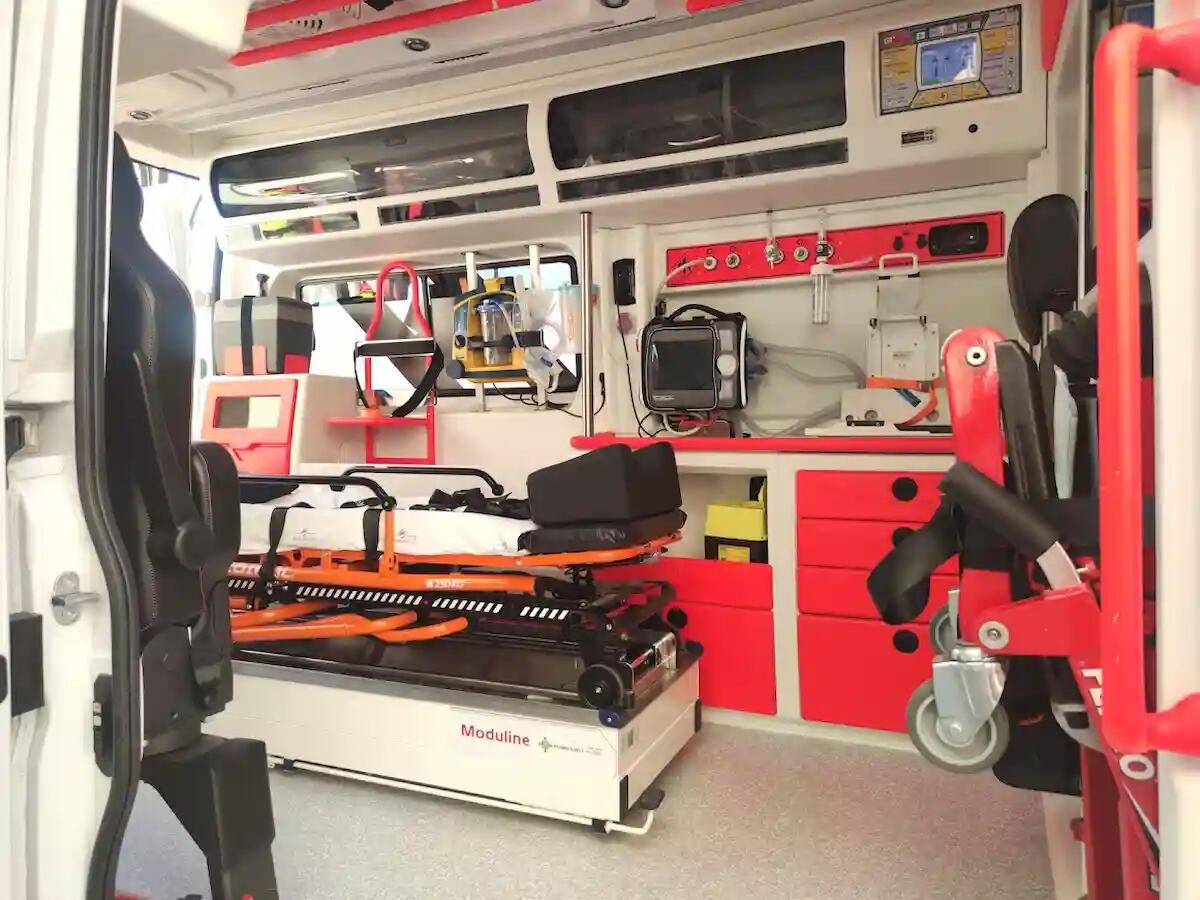 Bambina di 8 anni investita da un'auto in un parcheggio: trasportata in ospedale in codice rosso - 