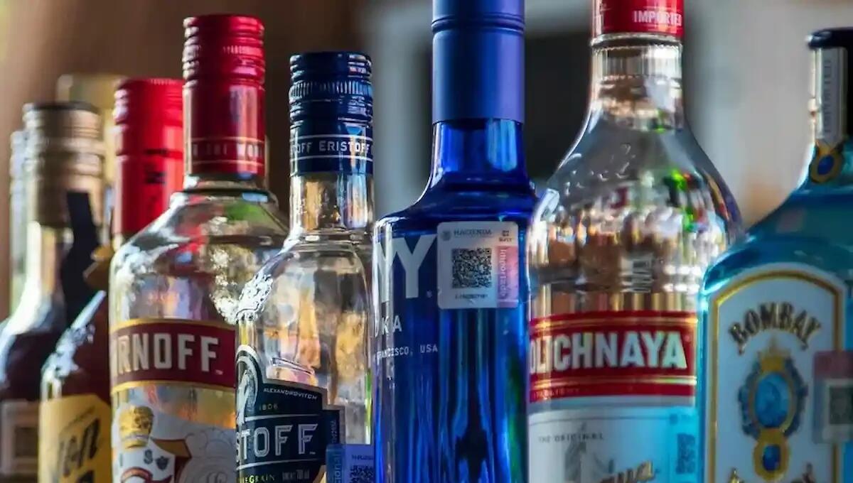 Vendevano alcolici dalla finestra del loro appartamento: maxi multa per 5 universitari - 