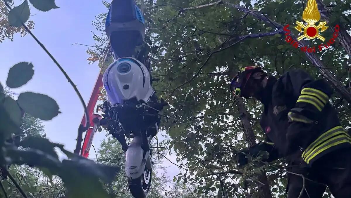 Scontro auto-moto: centauro all'ospedale in codice rosso, il suo veicolo finisce nella scarpata -