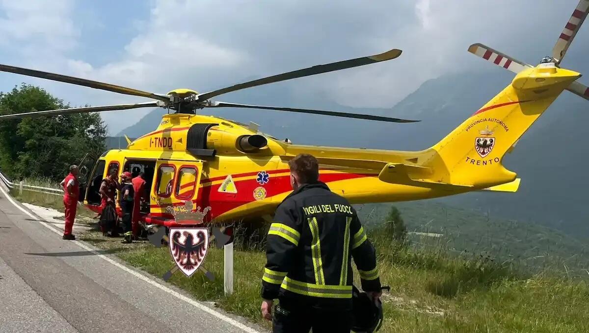 Esce di strada con la moto e precipita per dieci metri nella scarpata: gravissimo centauro 56enne - 