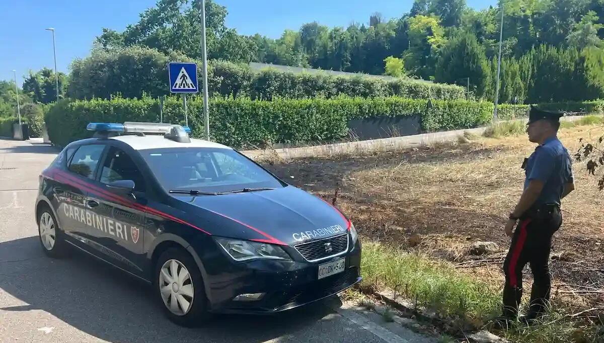 Appicca il fuoco in zona residenziale e si ferma a guardare: arrestato piromane 42enne - 