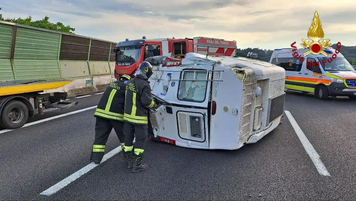Paura sull’A4, camper si ribalta: due persone estratte dai pompieri con cesoie e divaricatore - 
