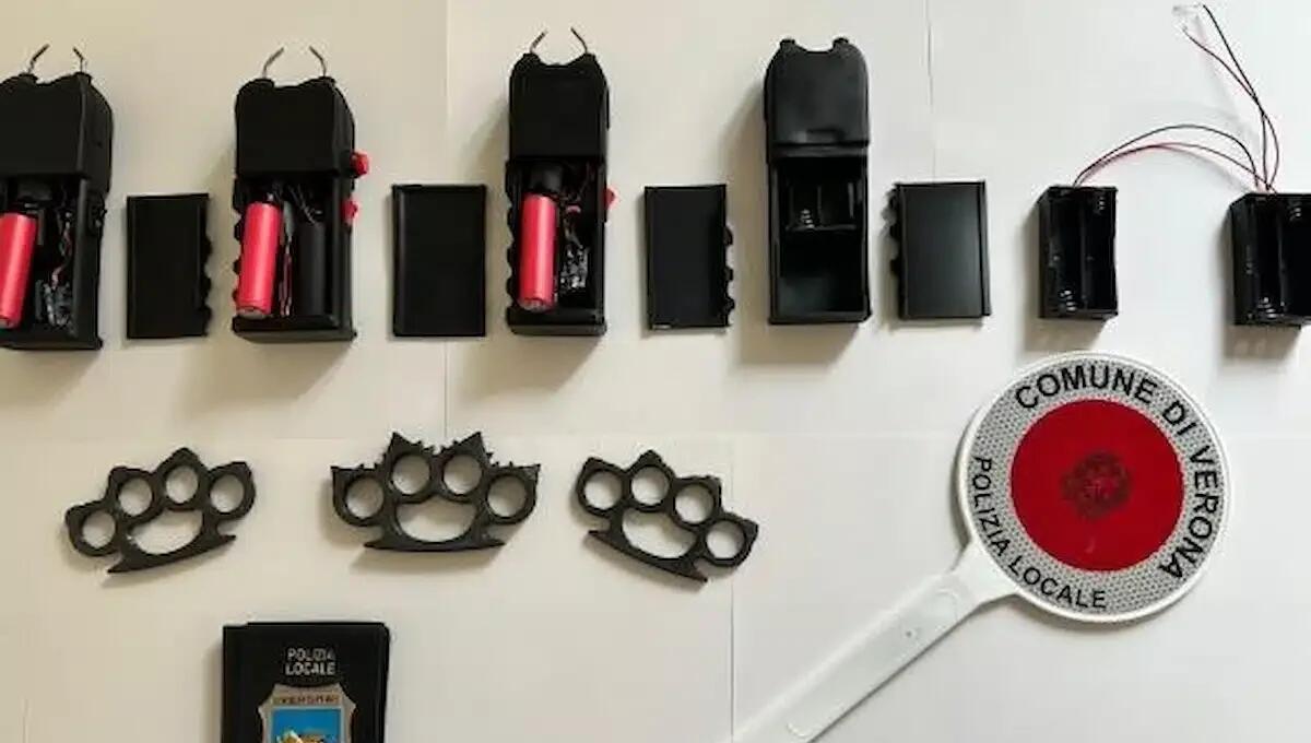 Scoperto laboratorio di teaser e tirapugni "fai da te" con stampanti 3D: i gestori sono minorenni - 