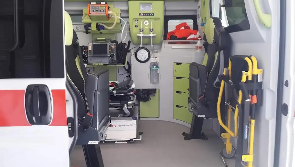 Donna investita a piedi dopo lo scontro tra una moto e uno scooter, batte la testa sull'asfalto: codice rosso - 