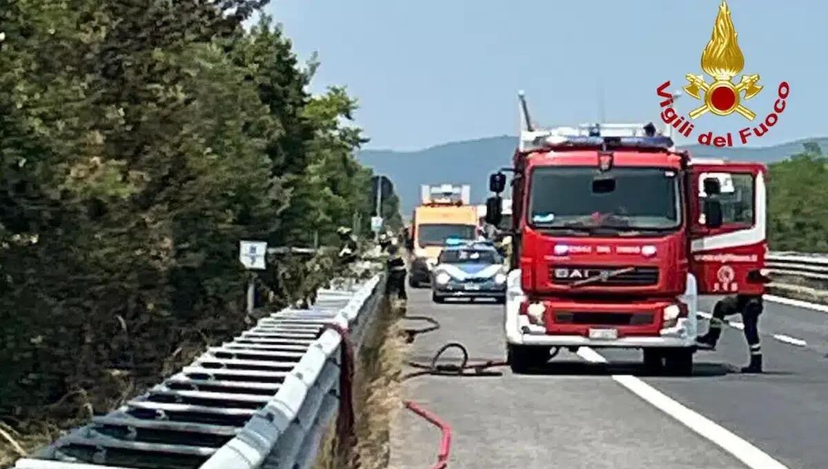 Incendio di sterpaglie con più focolai sul raccordo autostradale: chiuso lo svincolo di Sgonico - 