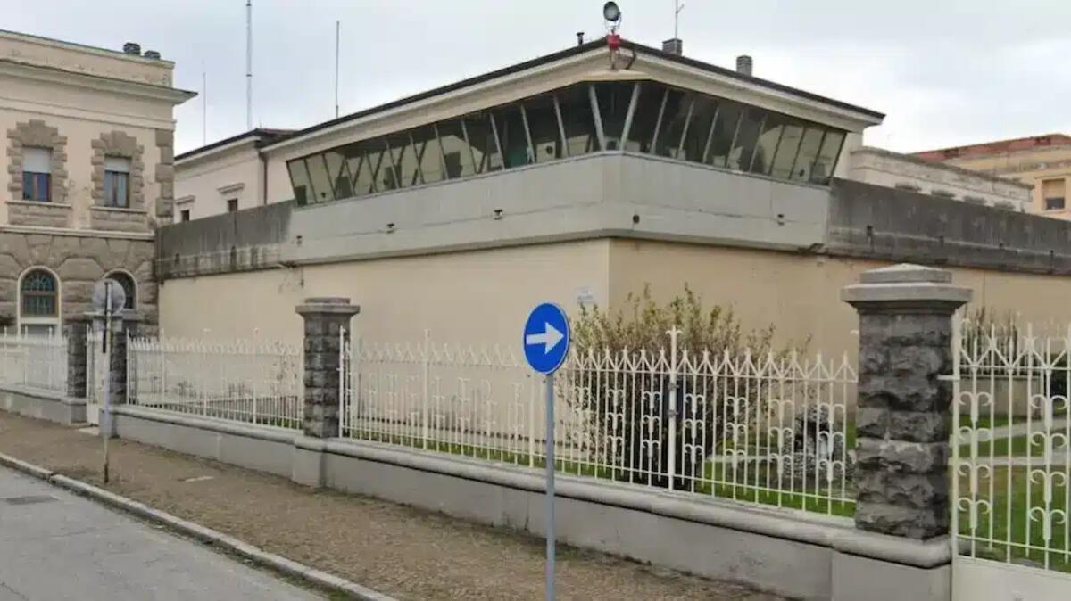 Aggrediti da due detenuti nel carcere di Udine: traumi e fratture per quattro agenti - 