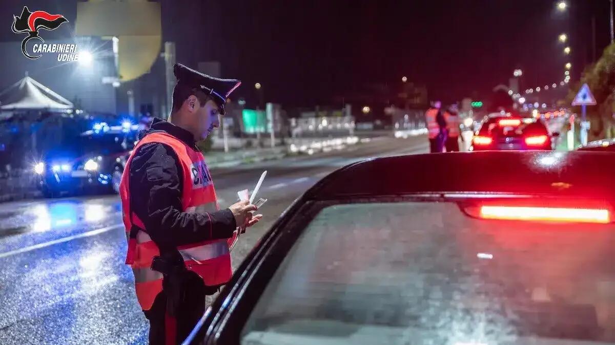 Tolmezzo, fugge all’alt con auto rubata e volto coperto: si schianta contro una parete rocciosa - 