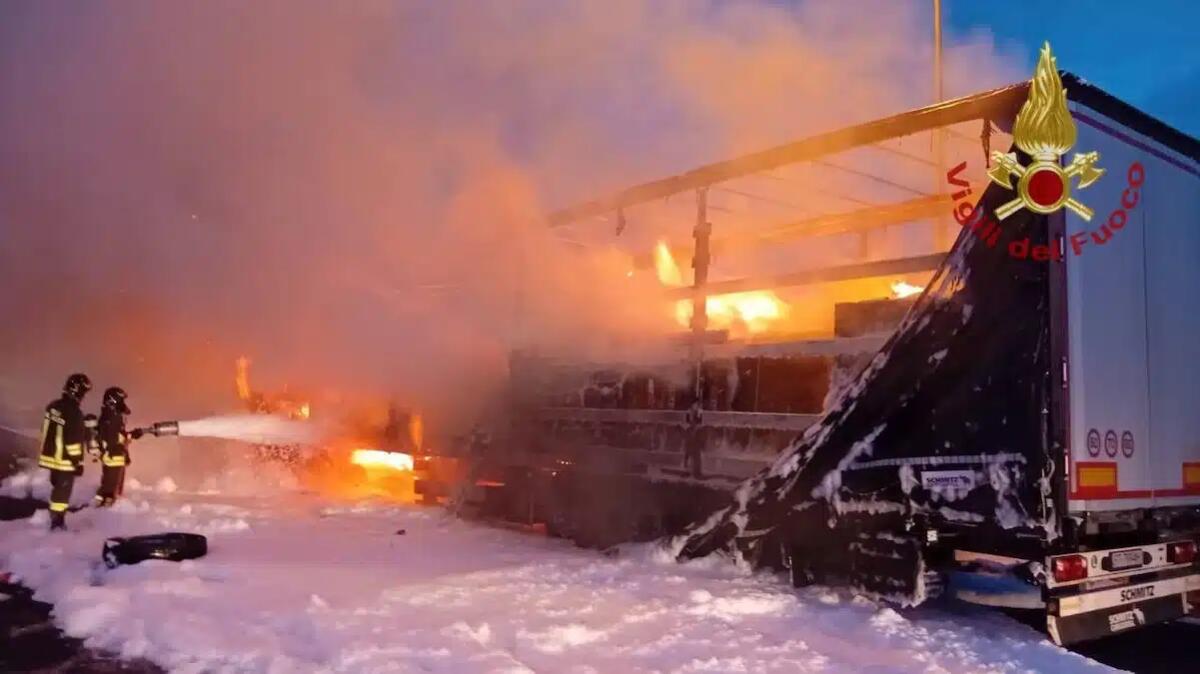 Mezzo pesante in fiamme sull'A4: miracolato l'autista - 