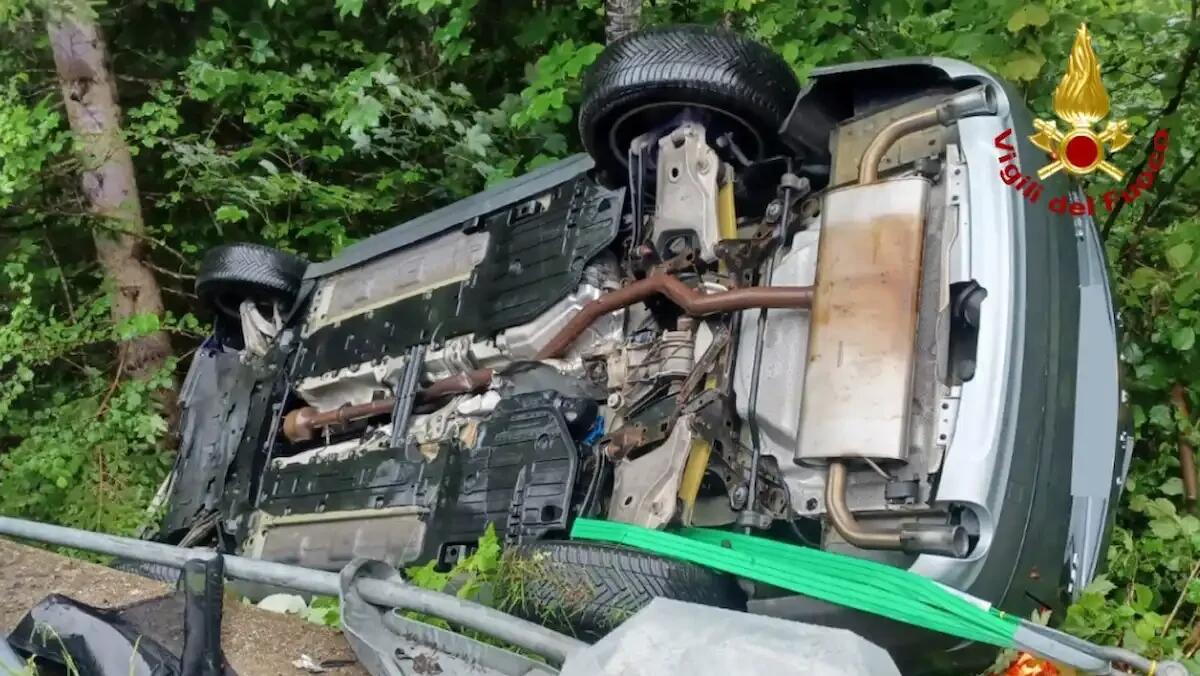 Forni di Sopra, auto esce di strada e si ribalta: rimane in bilico su un dirupo, i soccorsi urgenti - 