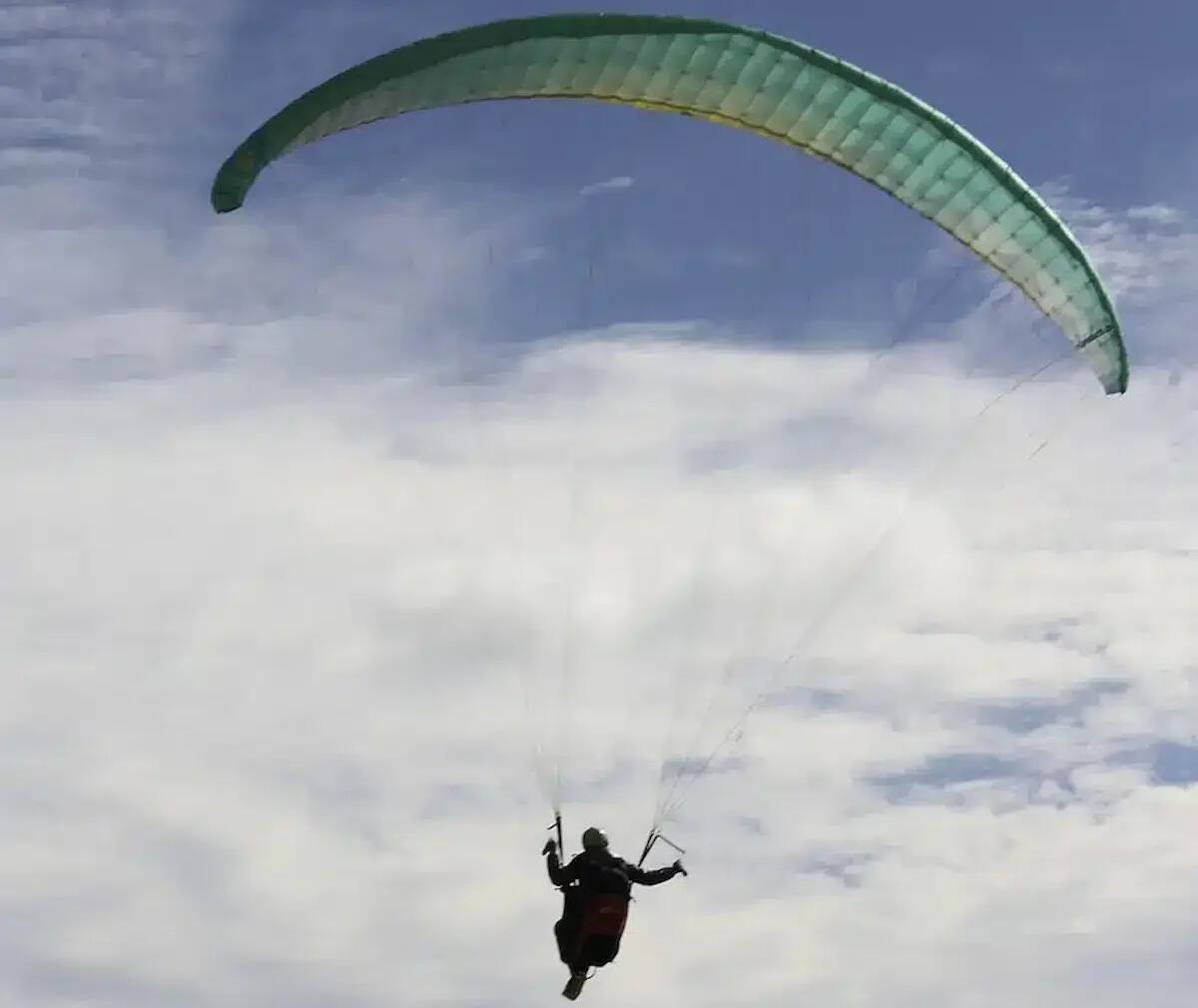 Pilota di parapendio precipita subito dopo il decollo, possibile politrauma: elitrasportato in ospedale - 