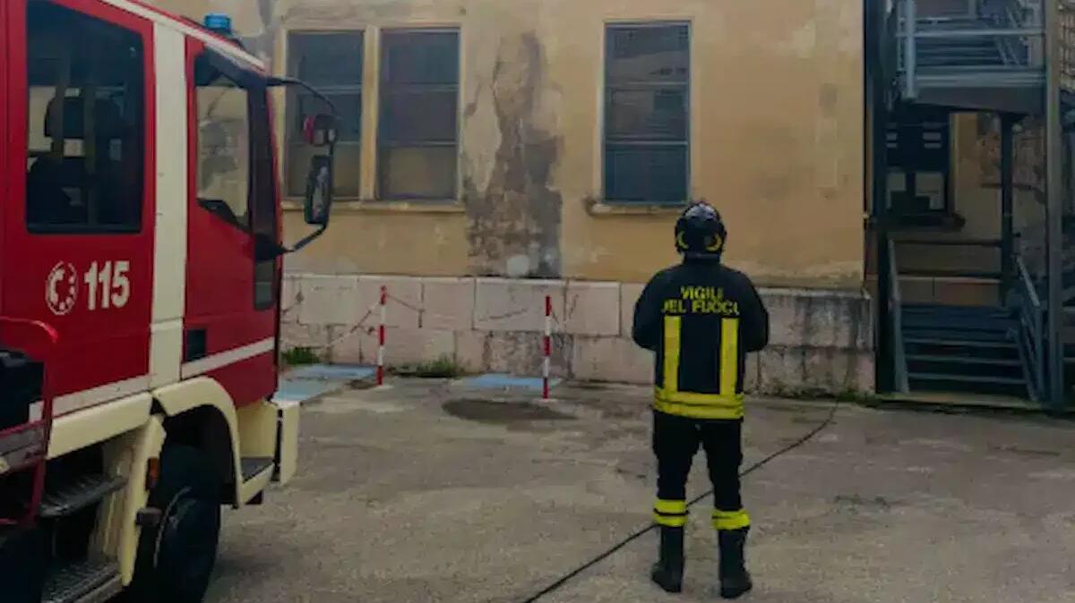 Mattinata di paura a scuola, scoppia un incendio nel bagno: evacuato l’intero istituto - 
