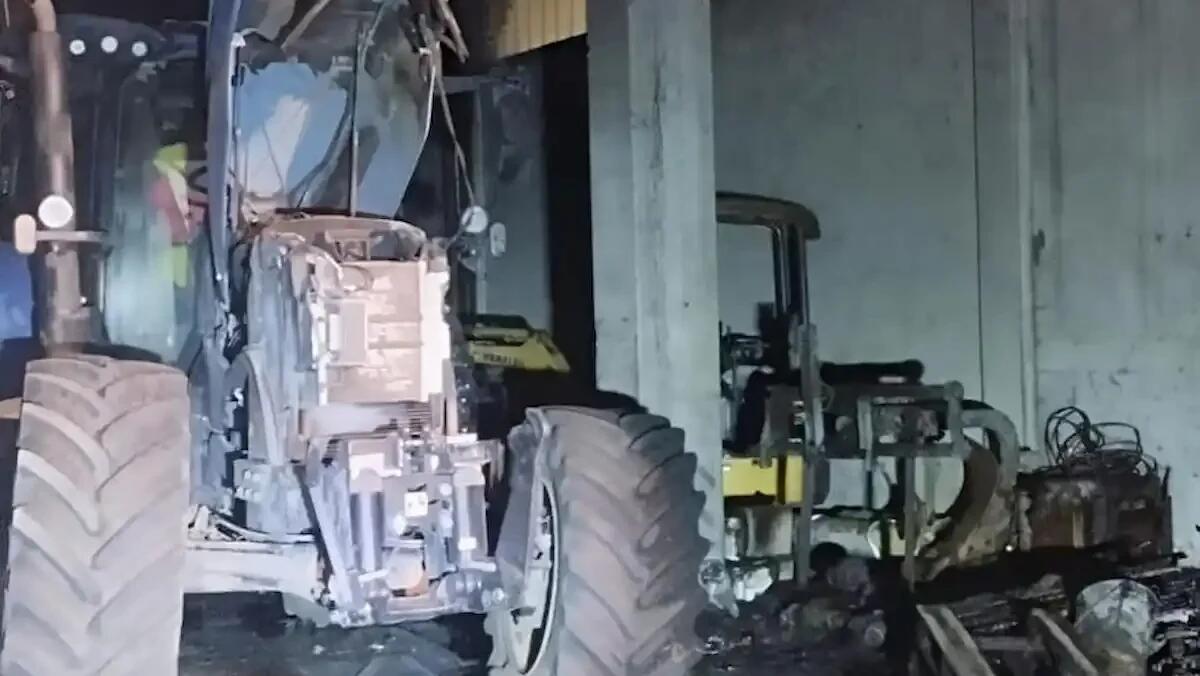 Scoppia un incendio nella notte: fiamme partono da un trattore e avvolgono un capannone - 