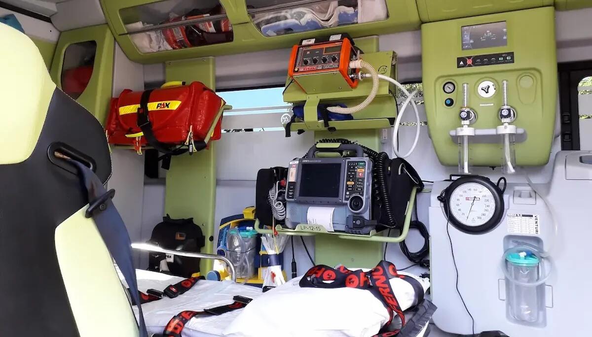 Operatori della Croce Verde aggrediti da finto paziente con paletta di ferro e pompa per bici - 