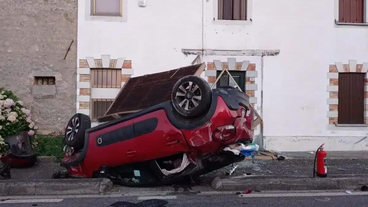 Tre incidenti nella notte in Friuli: auto viene tamponata, si schianta contro una casa e si ribalta - 